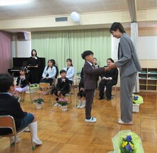 卒園児が母親に感謝の言葉を言っているところ