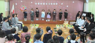 全員で歌を歌っているところ