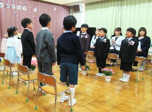 卒園児が向かい合って園歌を歌っているところ