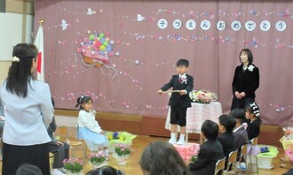 1年生になったらどんなことをしたいかを発表しているところ