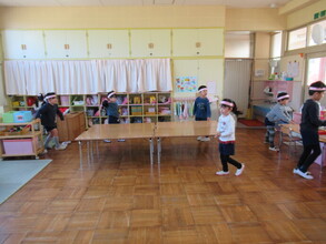 3歳児の部屋で金貨を探す子どもたち