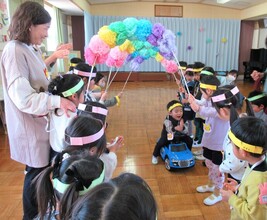 転園していく友達を花道で送っているところ