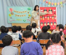 ひな人形の由来を聞いているところ