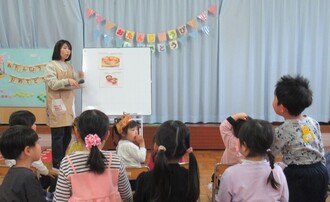 ひな祭りの由来を聞いているところ