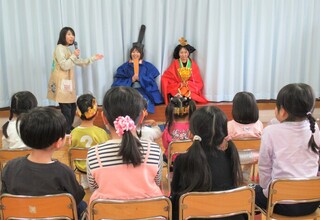 保育士の出し物のクイズをしているところ