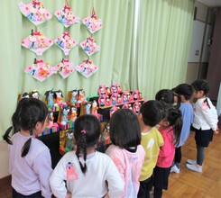 子どもたちのひな人形の製作をみる3歳児