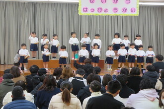 分担奏をする年少児