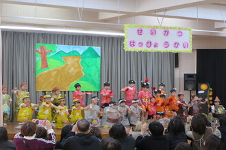 劇をする年長組