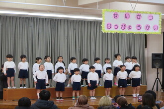 歌をうたう年少児