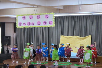 オペレッタをする年中児