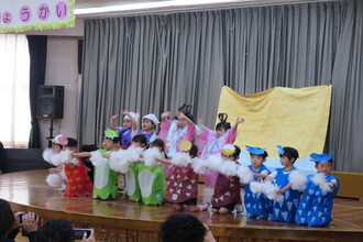 オペレッタをする年中児