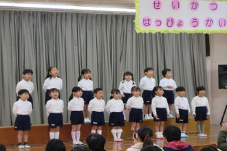 歌をうたう年中児