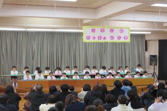 鍵盤ハーモニカをする年長児