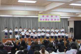 歌をうたう年長児