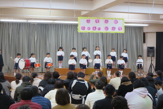 歌をうたう年中児