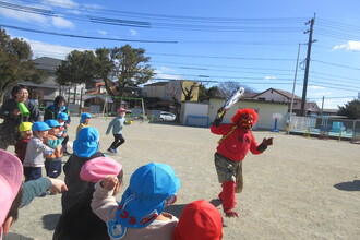 鬼をやっつける園児