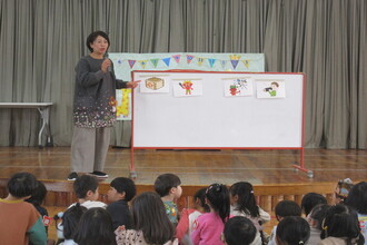 節分の話をする園長