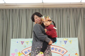 抱っこをしてもらう年少児