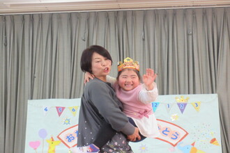 抱っこをしてもらう年長児