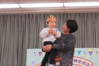 抱っこをしてもらう年少児