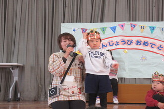 インタビューを受ける年少児