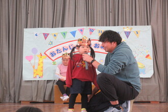 インタビューを受ける年少児