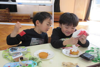 おやつを食べる園児