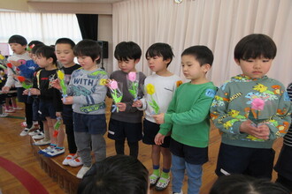 プレゼントをもらう年長児