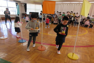 スプーン競争をする園児