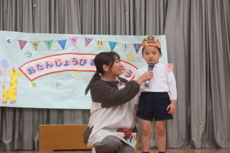 インタビューを受ける年長児