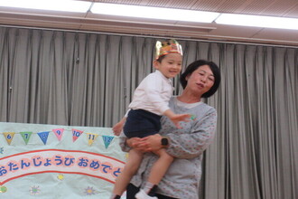抱っこをしてもらう年長児