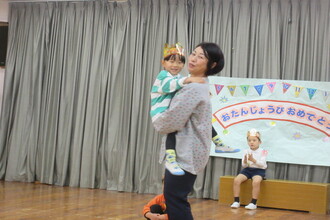 抱っこをしてもらう年中児