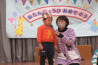 インタビューを受ける年中児