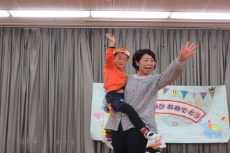 抱っこをしてもらう年中児