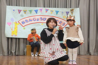 インタビューを受ける年少児