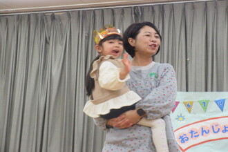 抱っこをしてもらう年少児