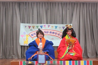 お雛様になる教師