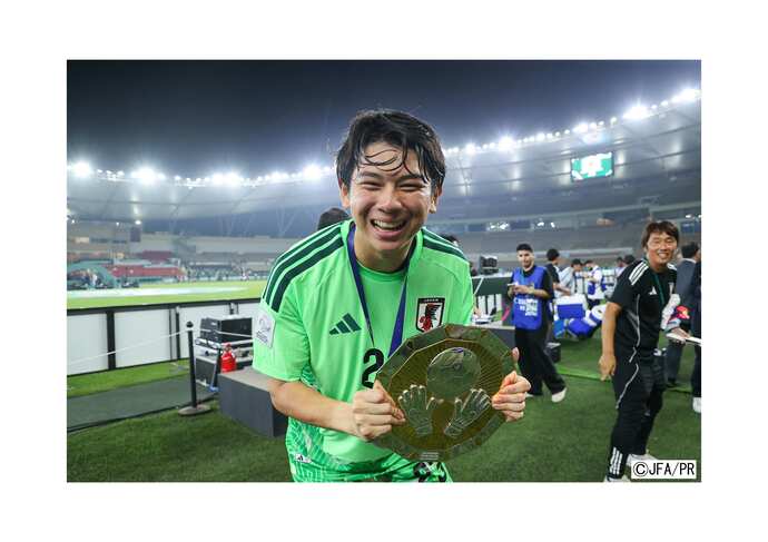荒木琉偉選手が最優秀ゴールキーパーを受賞した写真
