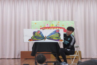 絵本を読む教師