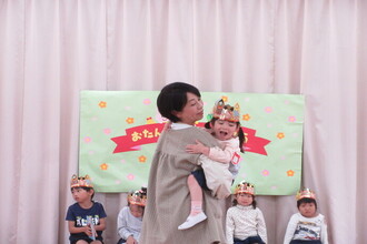 抱っこをしてもらう年少児