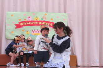 インタビューを受ける年少児