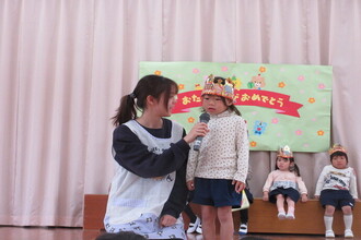 インタビューを受ける年少児