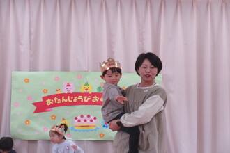抱っこをしてもらう年中児
