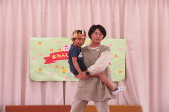 抱っこをしてもらう年長児