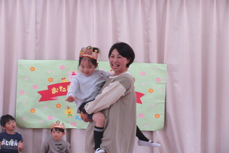 抱っこをしてもらう年中児