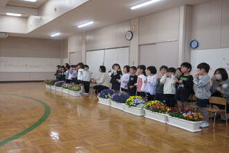 歌をうたう年長児