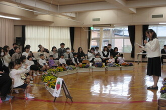 入園式に参加する年少児
