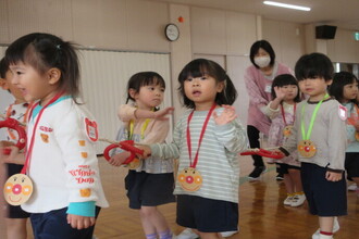 退場する年少児