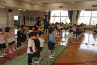歌をうたう園児