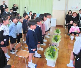 入園式で在園児が歌を歌っているところ